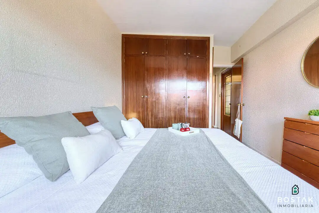 Schlafzimmer von Wohnung zum Verkauf in Bilbao  mit Heizung und Balkon