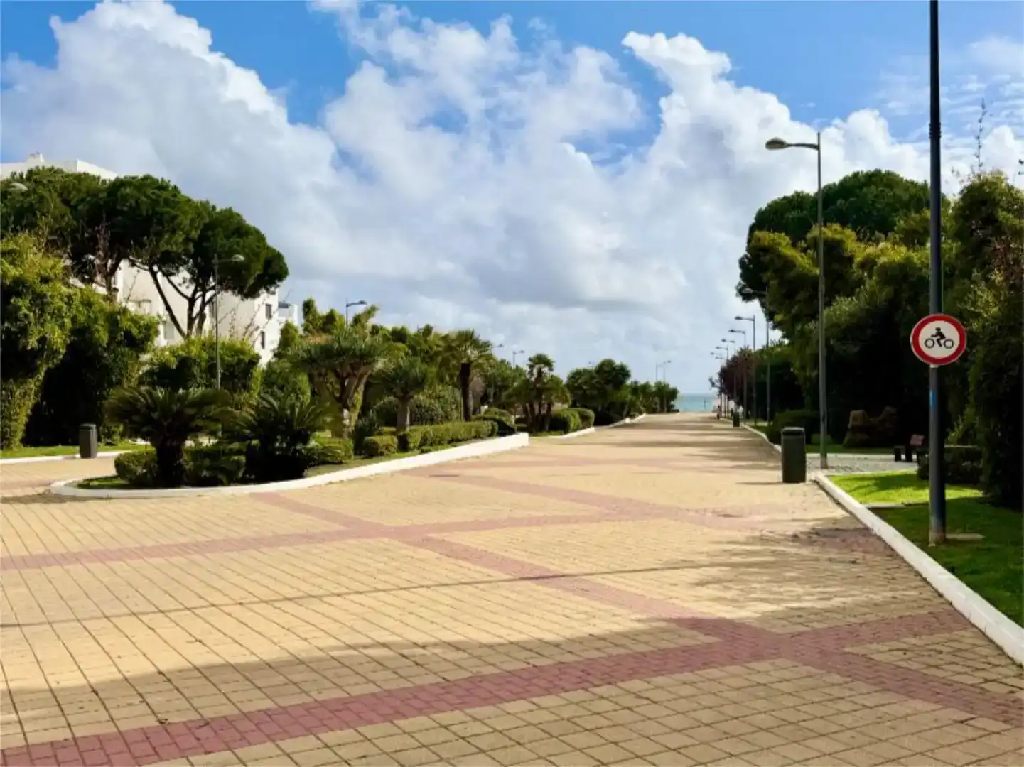 Vista exterior de Apartament de lloguer en Marbella amb Aire condicionat, Piscina i Balcó