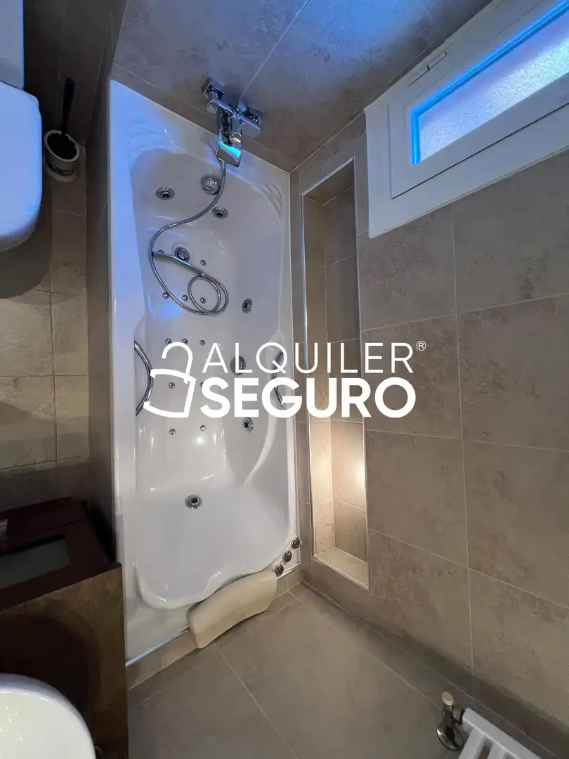 Bathroom of Flat for rent in Tres Cantos  with Air Conditioner and Heating