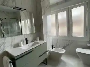 Baño de Piso de alquiler en Gijón  con Calefacción, Parquet y Amueblado