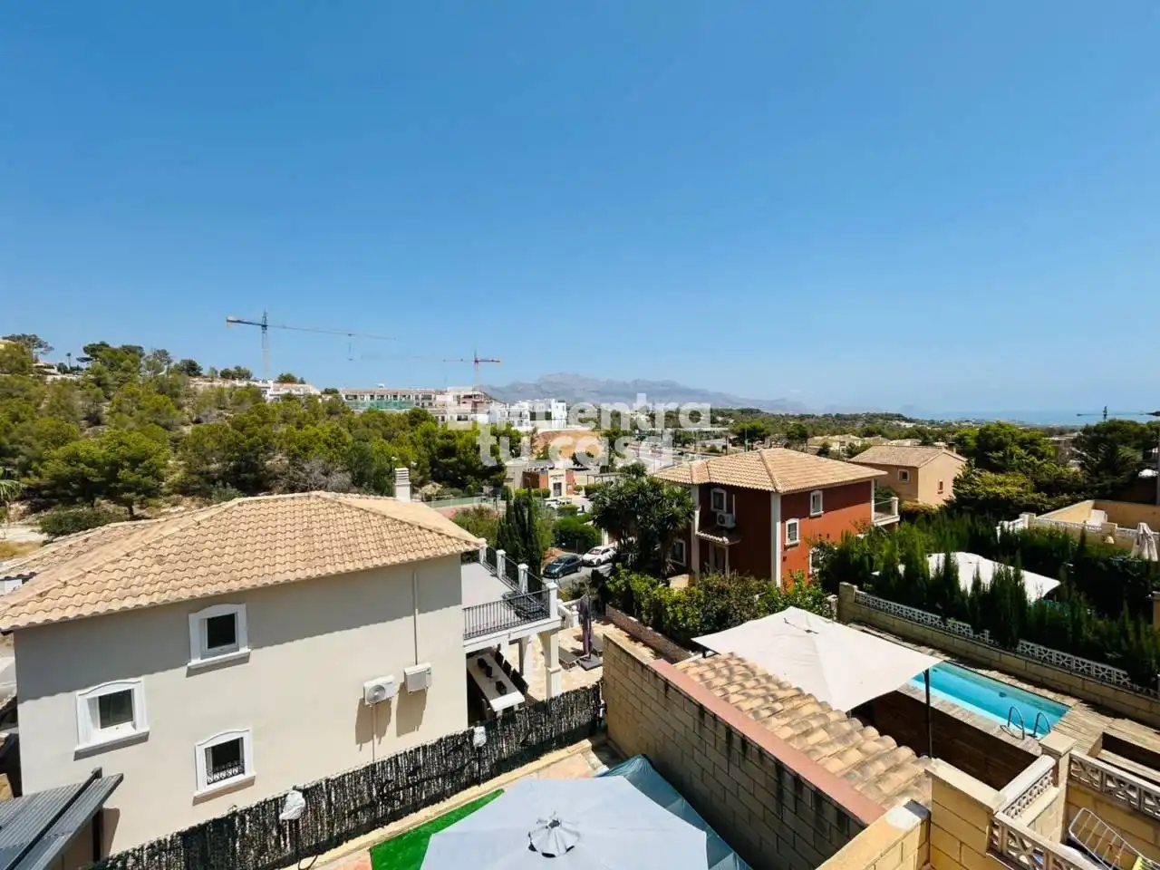 Vista exterior de Casa adosada en venda en La Nucia amb Aire condicionat, Calefacció i Jardí privat