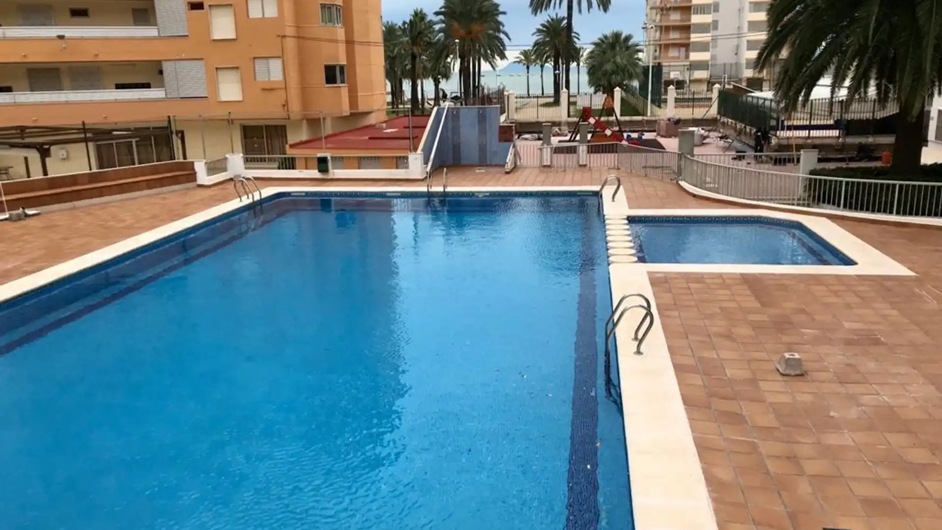 Piscina de Apartamento de alquiler en Cullera con Aire acondicionado, Amueblado y Piscina comunitaria