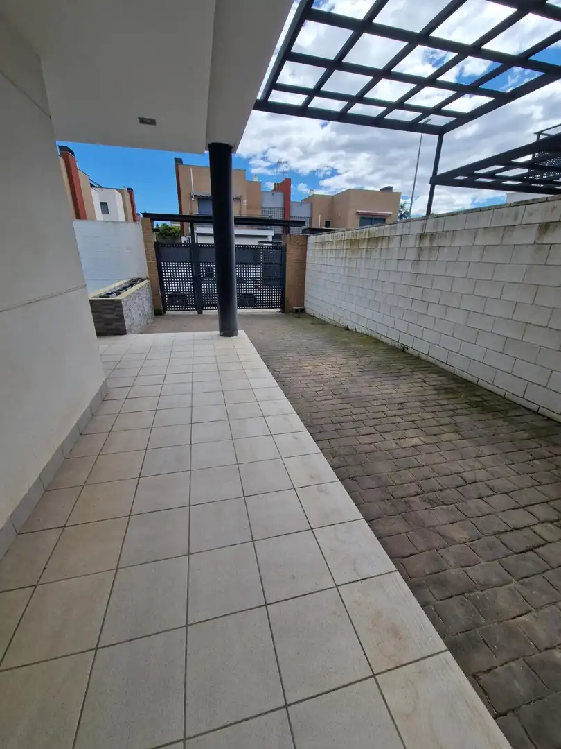 Terrasse von Einfamilien-Reihenhaus zum Verkauf in La Pobla de Vallbona mit Klimaanlage, Heizung und Privatgarten