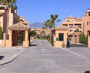 Vista exterior de Planta baixa de lloguer en Estepona amb Aire condicionat, Jardí privat i Parquet