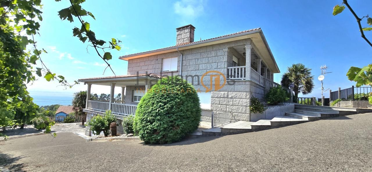 Vista exterior de Casa o xalet en venda en Vilagarcía de Arousa amb Calefacció, Jardí privat i Terrassa
