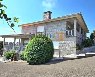 Vista exterior de Casa o xalet en venda en Vilagarcía de Arousa amb Calefacció, Jardí privat i Terrassa