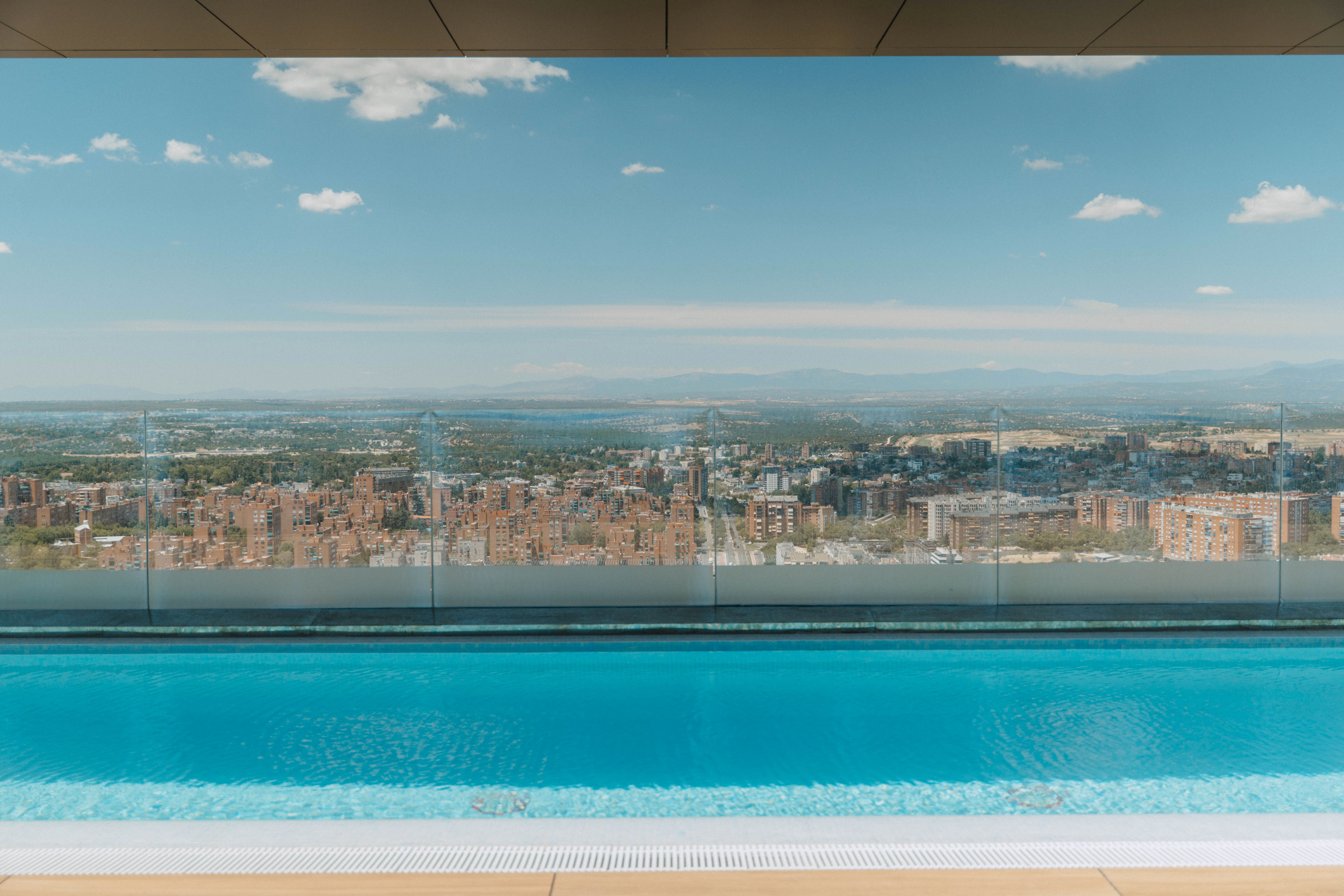 Piscina de Apartament de lloguer en  Madrid Capital amb Calefacció, Jardí privat i Traster