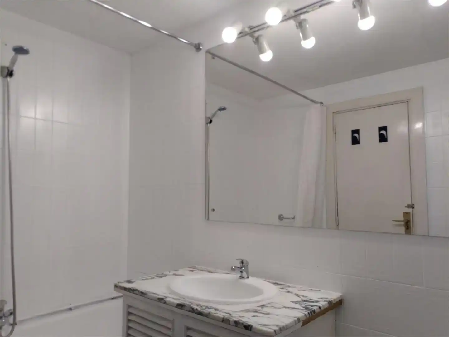 Badezimmer von Wohnung zur Miete in  Madrid Capital mit Klimaanlage und Balkon