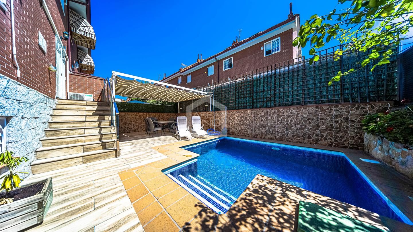 Piscina de Casa adosada en venta en Alcorcón con Aire acondicionado, Calefacción y Jardín privado