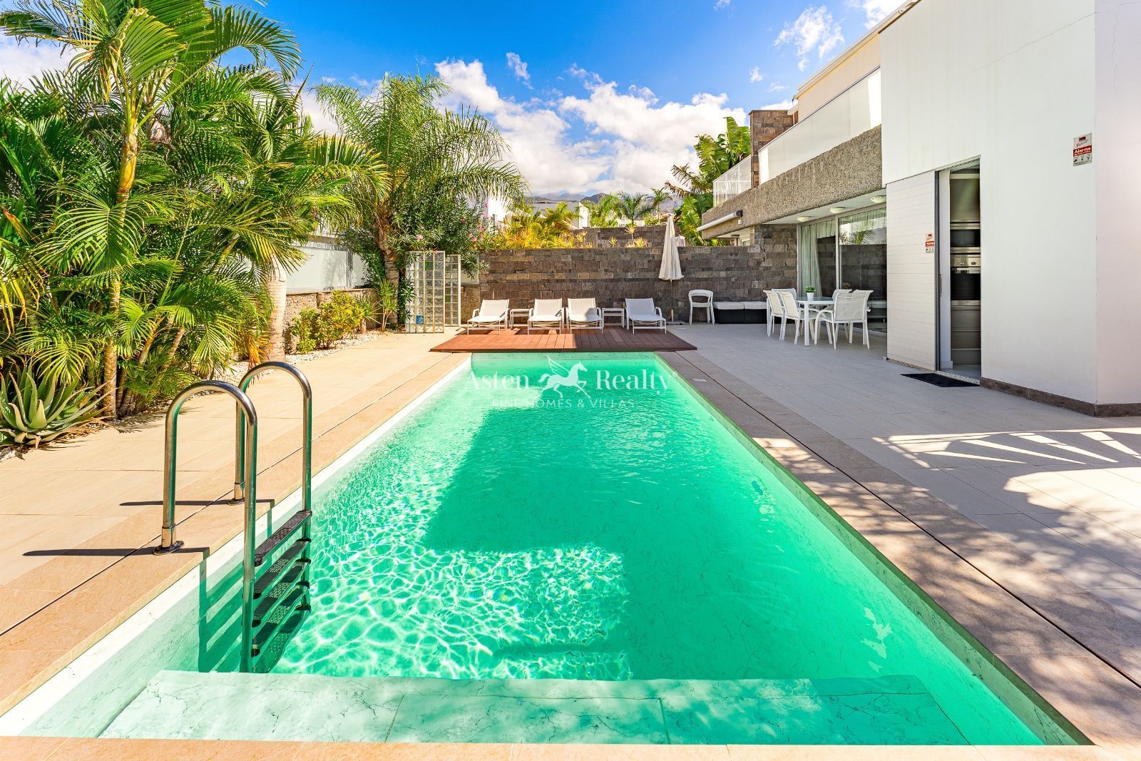 Vista exterior de Casa o xalet en venda en Adeje amb Aire condicionat, Terrassa i Piscina
