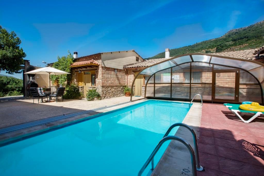 Piscina de Finca rústica en venda en Navaconcejo amb Aire condicionat, Calefacció i Jardí privat