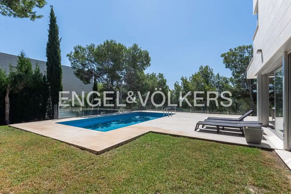 Piscina de Casa o chalet de alquiler en Chiva con Aire acondicionado, Calefacción y Jardín privado