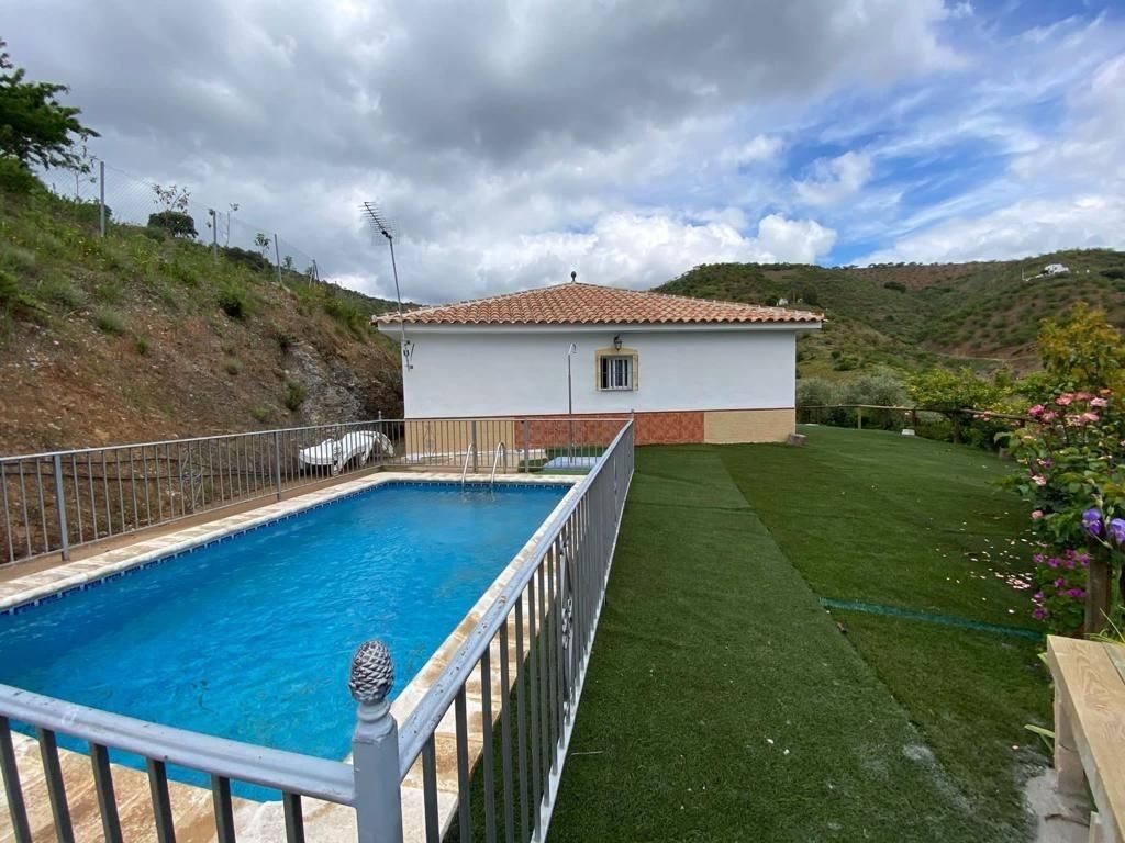 Piscina de Casa o xalet en venda en Colmenar amb Jardí privat, Terrassa i Traster