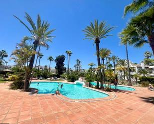 Piscina de Casa adosada en venda en Estepona amb Aire condicionat, Calefacció i Jardí privat