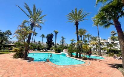 Piscina de Casa adosada en venda en Estepona amb Aire condicionat, Calefacció i Jardí privat