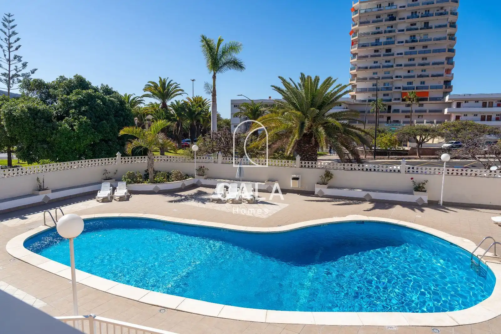 Außenansicht von Einfamilien-Reihenhaus zum Verkauf in Arona mit Terrasse, Schwimmbad und Ofen