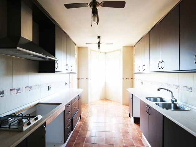 Cuina de Casa o xalet en venda en San Martín de Valdeiglesias amb Calefacció, Jardí privat i Traster