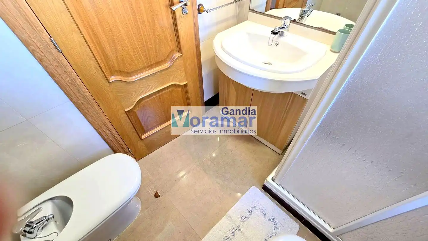 Bany de Apartament de lloguer en Gandia amb Aire condicionat, Terrassa i Moblat