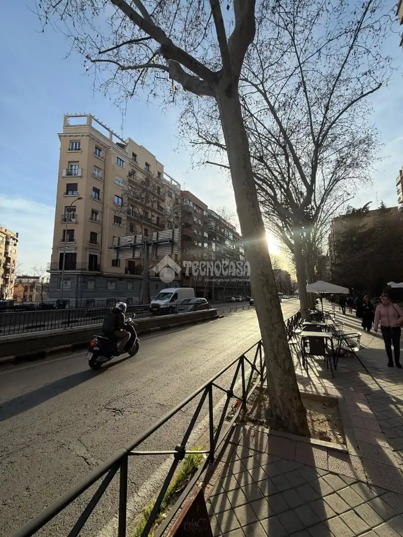 Vista exterior de Piso en venta en Madrid con Calefacción