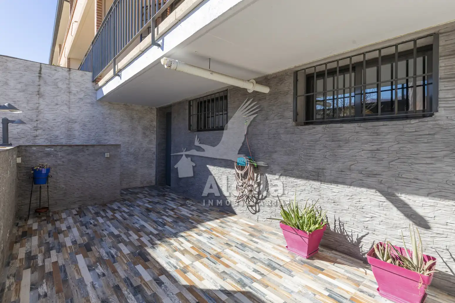 Vista exterior de Casa o xalet en venda en Alcalá de Henares amb Aire condicionat, Calefacció i Jardí privat