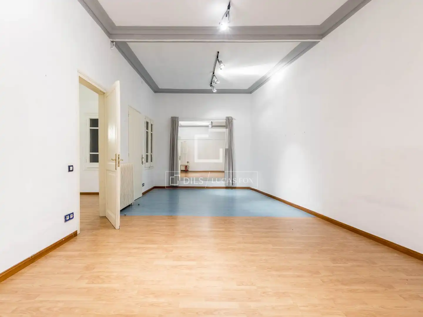 Flat for sale in Barcelona  with Air Conditioner and Heating