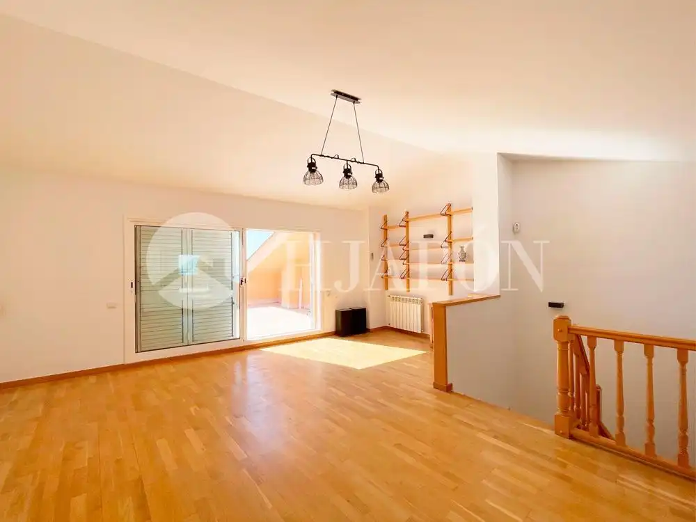 Sala d'estar de Casa adosada en venda en El Masnou amb Calefacció, Jardí privat i Terrassa
