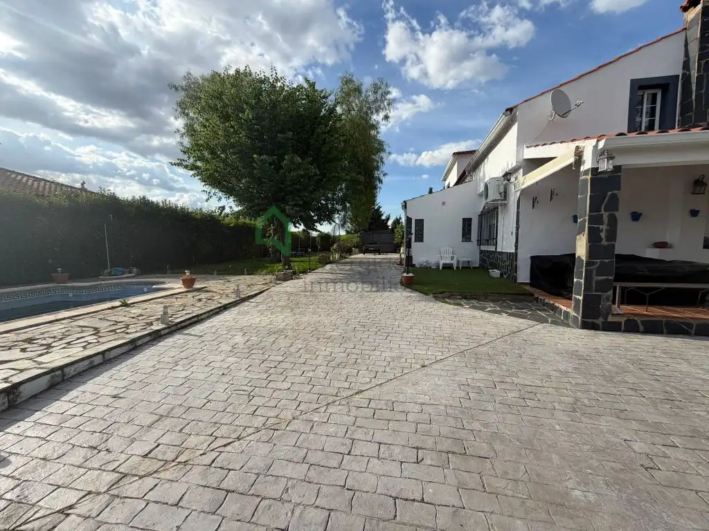 Vista exterior de Casa o xalet en venda en Badajoz amb Aire condicionat, Jardí privat i Piscina