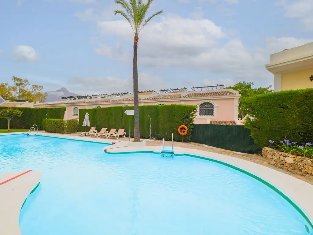 Piscina de Dúplex en venta en Marbella con Piscina