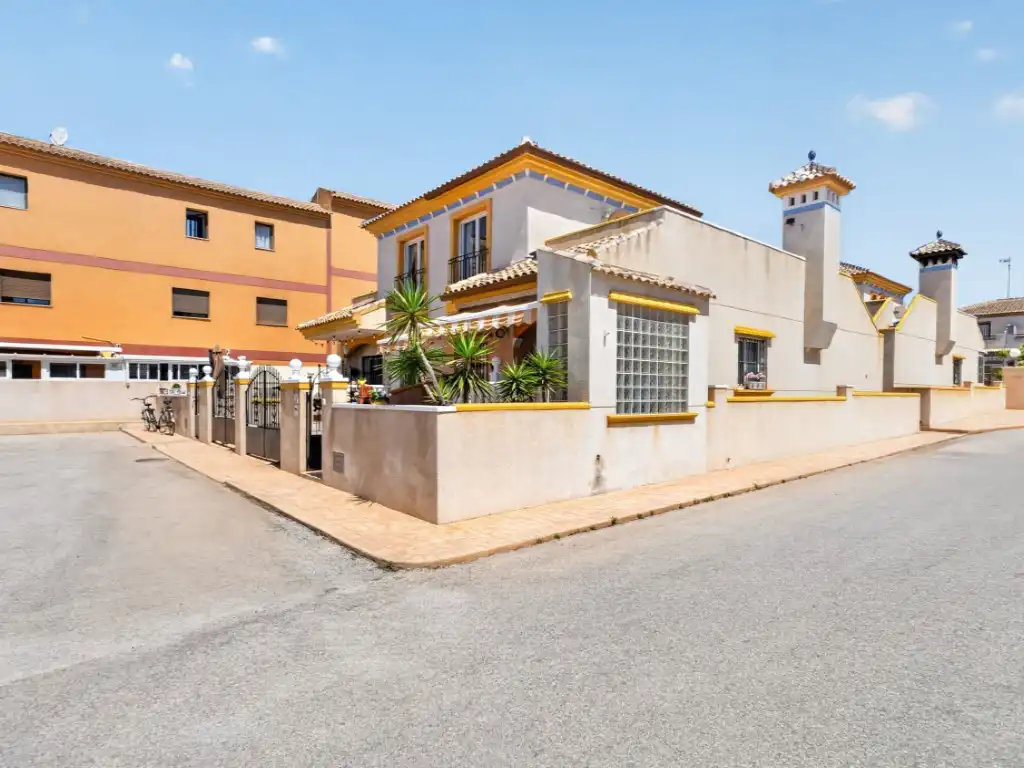 Vista exterior de Casa adosada en venda en Torrevieja amb Aire condicionat, Moblat i Forn