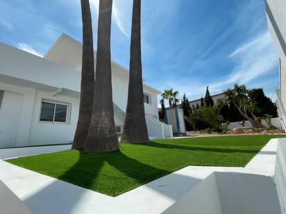 Vista exterior de Casa o xalet en venda en L'Alfàs del Pi amb Aire condicionat, Terrassa i Piscina