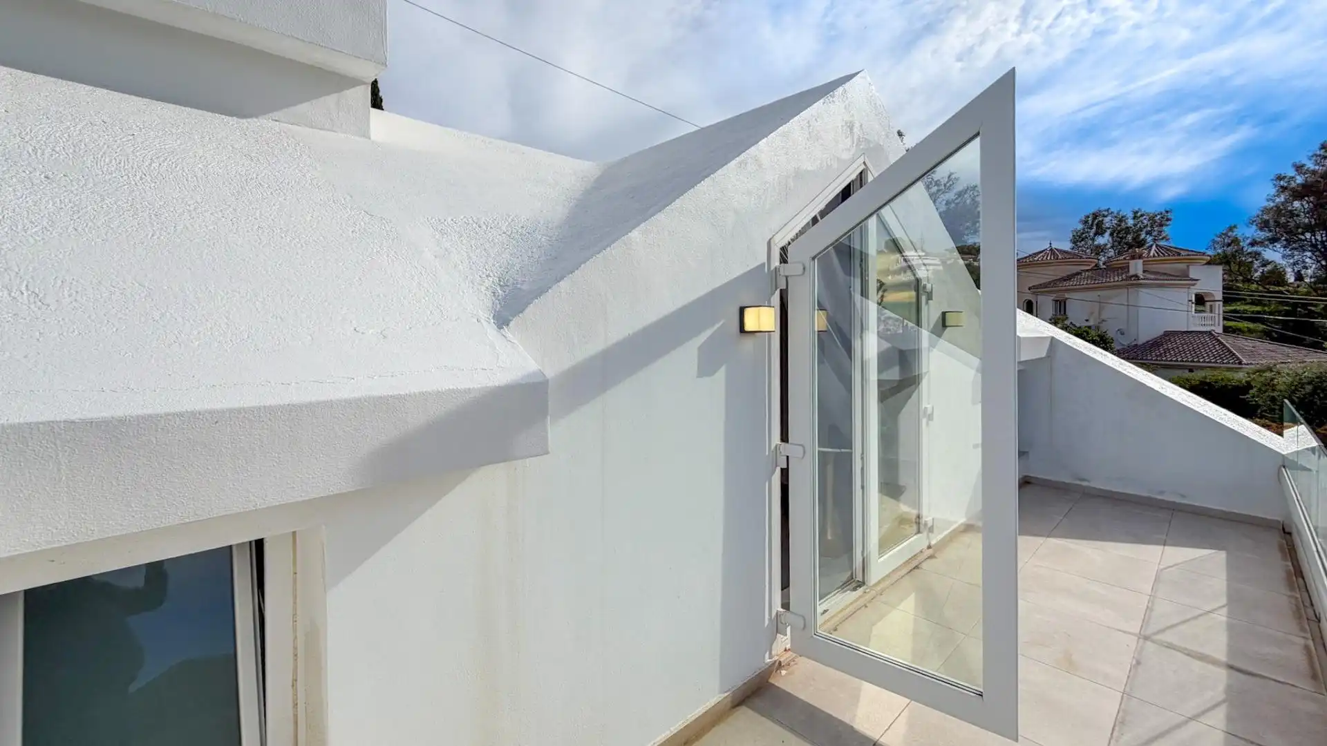Vista exterior de Casa o xalet en venda en Benalmádena amb Aire condicionat, Jardí privat i Terrassa