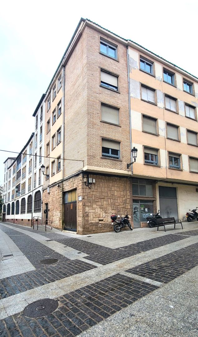 Vista exterior de Pis en venda en Soria Capital  amb Calefacció, Parquet i Traster