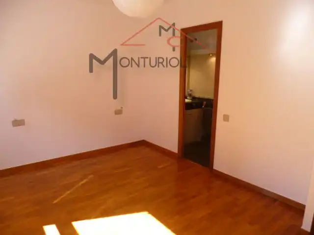 Sala d'estar de Casa adosada en venda en Sant Joan Despí amb Aire condicionat, Calefacció i Jardí privat