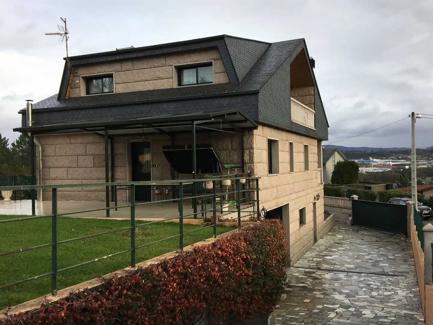 Vista exterior de Casa o chalet en venta en Ourense Capital  con Calefacción, Jardín privado y Parquet
