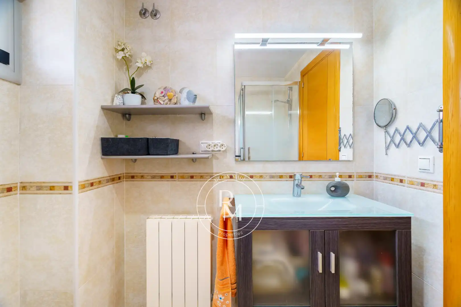 Baño de Casa adosada en venta en Roda de Berà con Aire acondicionado, Calefacción y Jardín privado