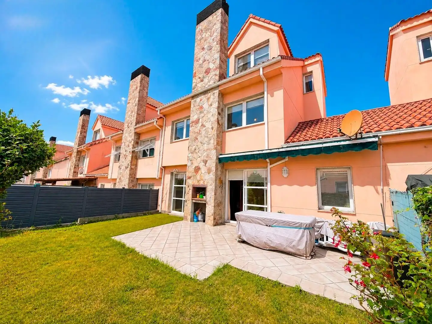 Vista exterior de Casa o chalet en venta en Oleiros con Calefacción, Jardín privado y Trastero