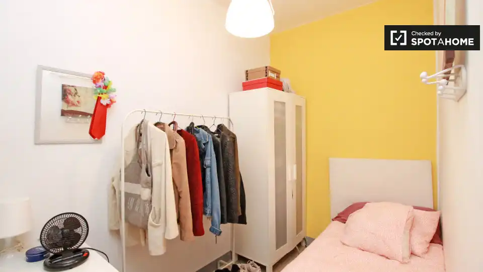 Bedroom of Flat for share in Barcelona  with Air Conditioner, Heating and Furnished