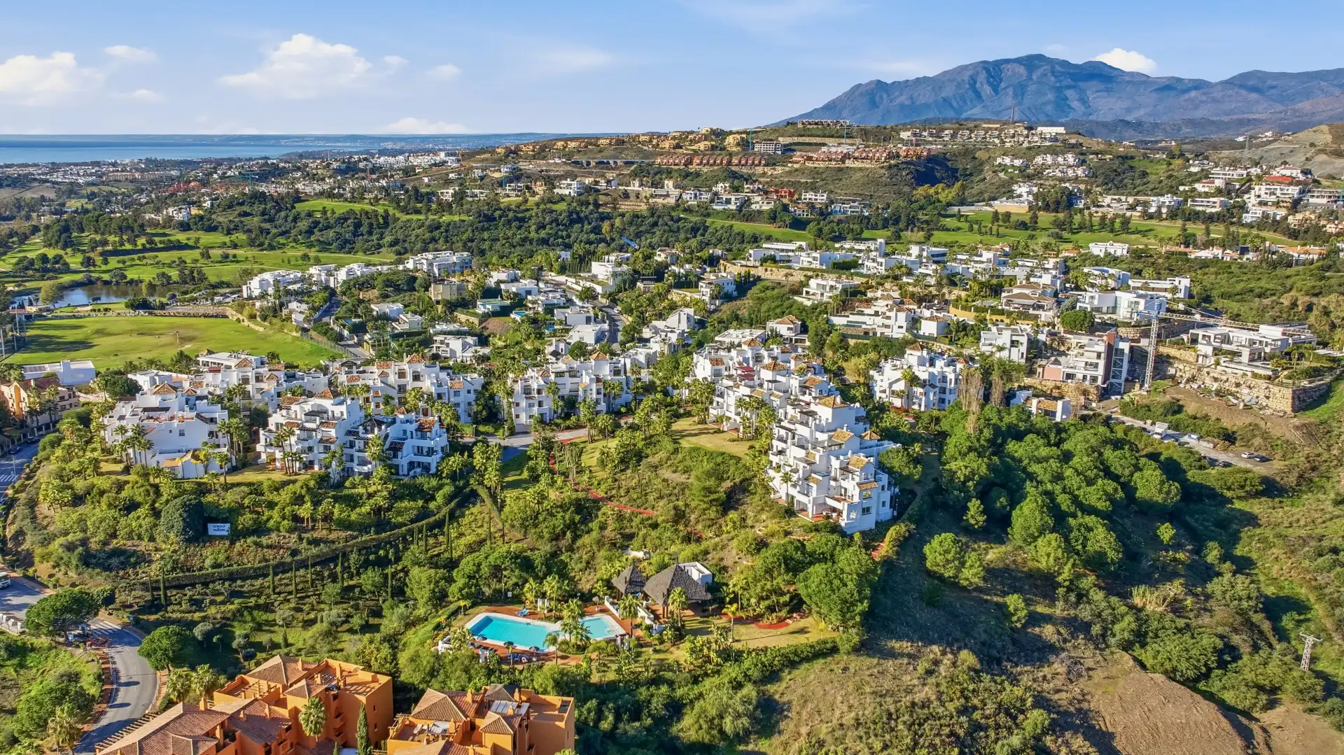 Außenansicht von Wohnungen zur Miete in Benahavís mit Klimaanlage, Terrasse und Schwimmbad