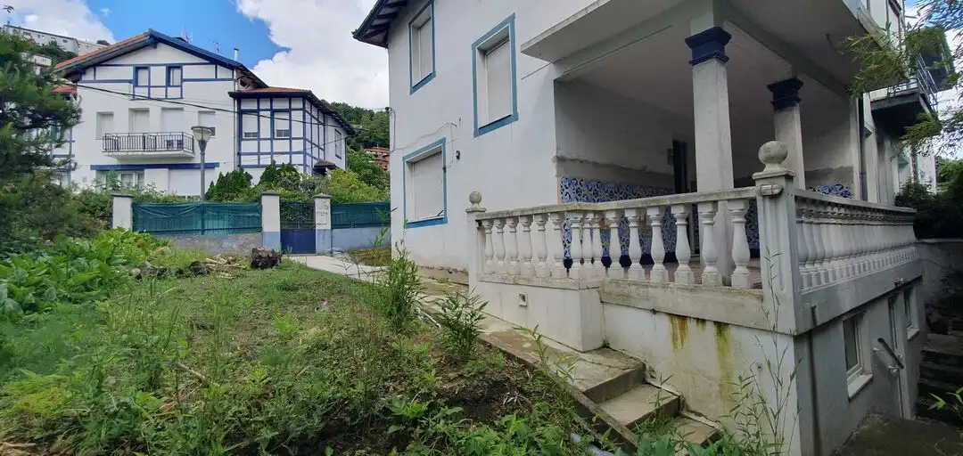 Vista exterior de Casa adosada en venda en Bilbao  amb Aire condicionat, Calefacció i Jardí privat