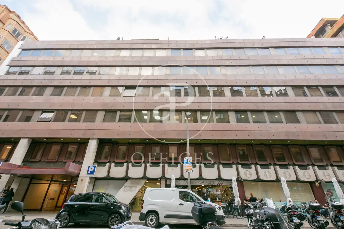 Vista exterior de Oficina en venda en Barcelona amb Aire condicionat
