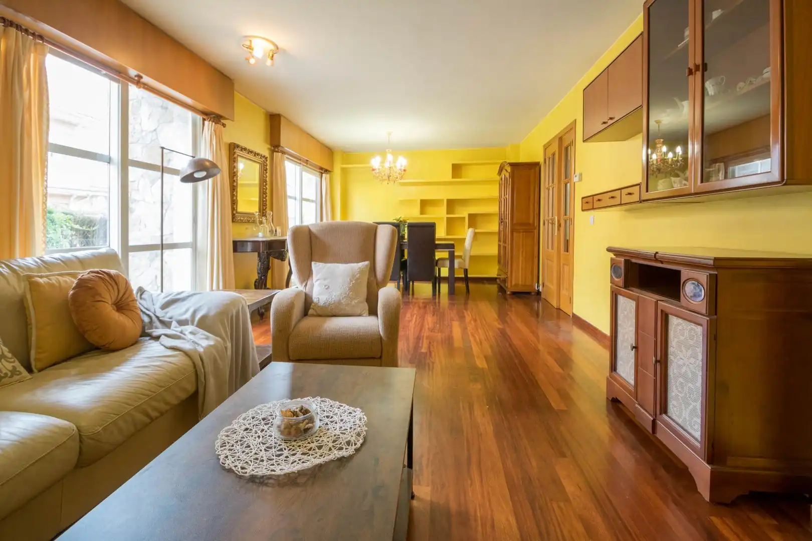Sala de estar de Casa adosada en venta en Oleiros con Calefacción, Jardín privado y Parquet