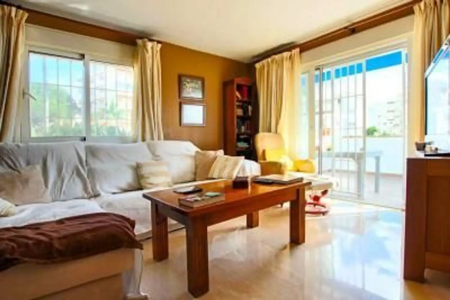 Wohnzimmer von Wohnung zum Verkauf in Marbella mit Klimaanlage, Privatgarten und Terrasse