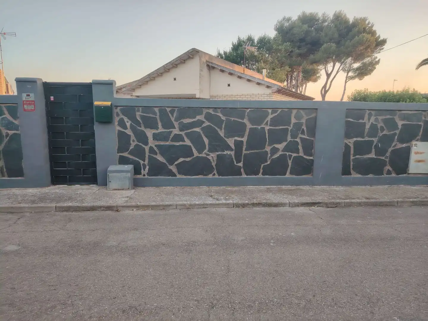 Vista exterior de Casa o xalet en venda en Nuez de Ebro amb Calefacció, Terrassa i Traster