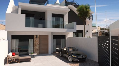Aproveche la oportunidad de crear la casa de sus sueños en el pintoresco entorno de Los Montesinos, Alicante. Este terreno privile