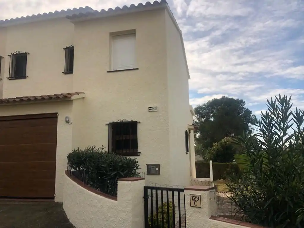 Vista exterior de Casa adosada en venta en L'Estartit con Aire acondicionado, Jardín privado y Amueblado