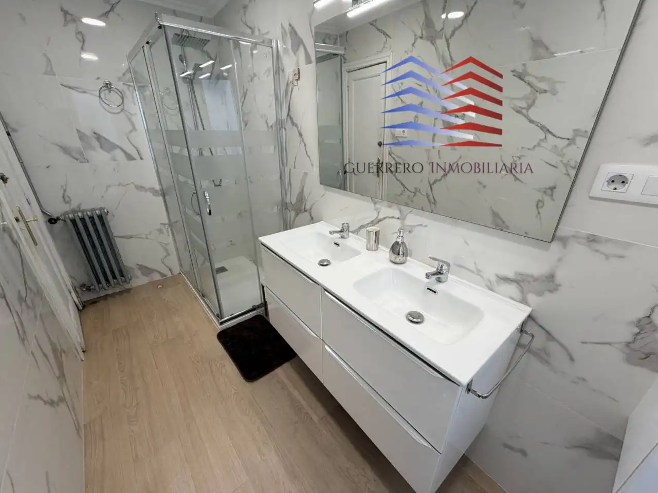 Bany de Apartament de lloguer en O Carballiño   amb Calefacció, Parquet i Moblat