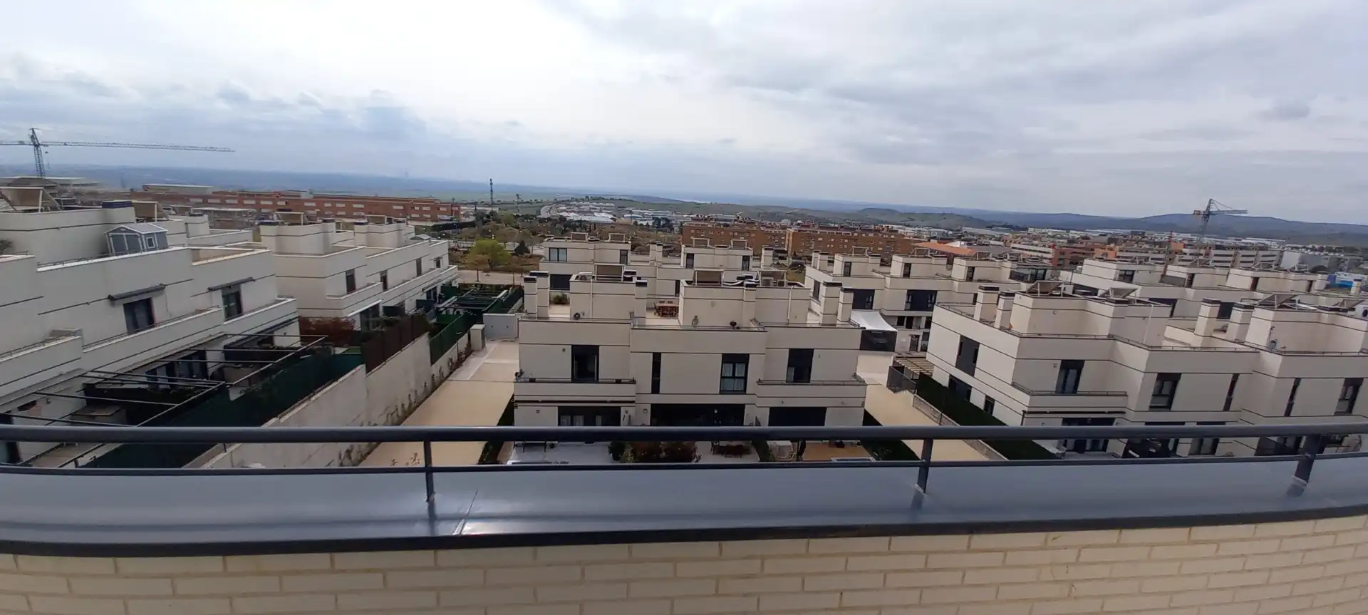 Terrasse von Einfamilien-Reihenhaus zum Verkauf in Colmenar Viejo mit Klimaanlage, Heizung und Privatgarten