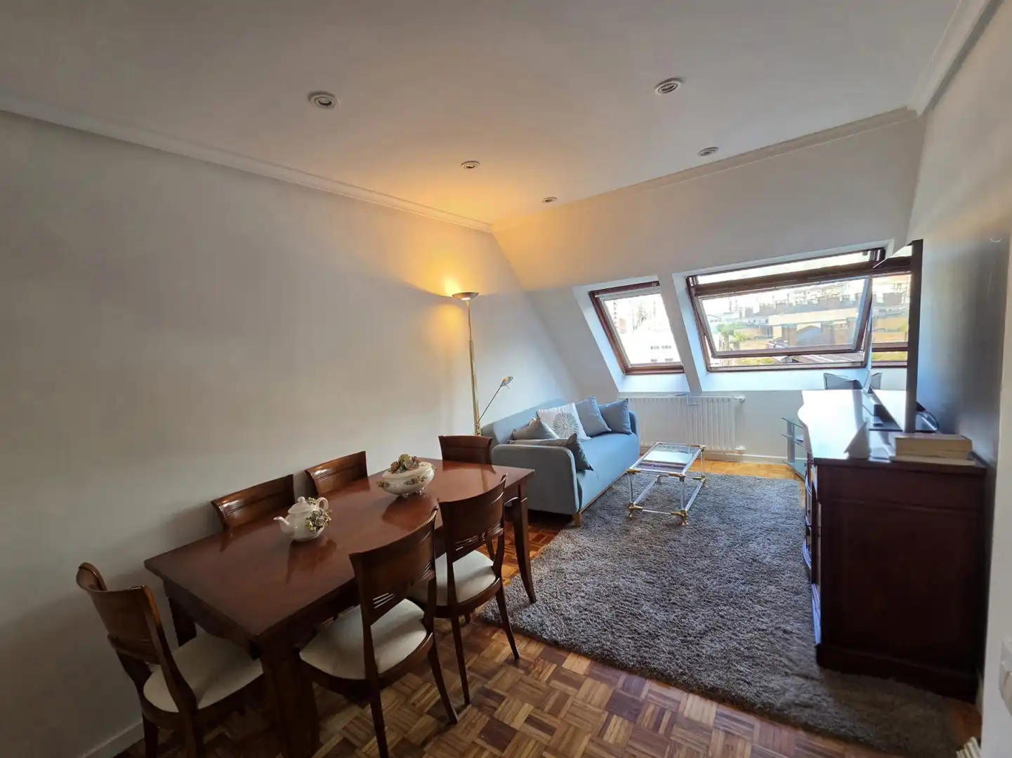 Sala d'estar de Àtic en venda en Oviedo  amb Calefacció, Jardí privat i Parquet