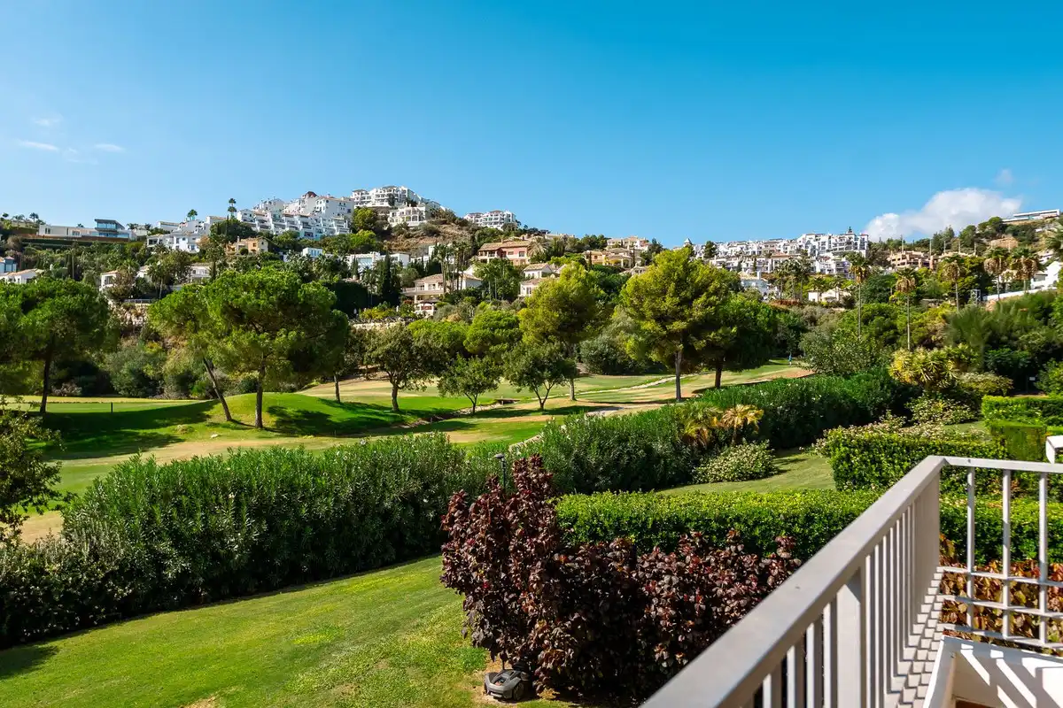 Vista exterior de Apartament en venda en Benahavís amb Aire condicionat, Terrassa i Alarma