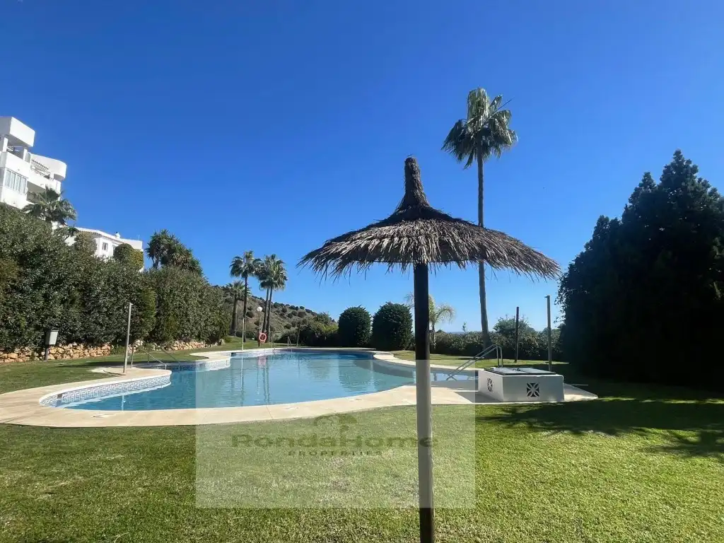 Piscina de Piso de alquiler en Mijas con Terraza y Amueblado